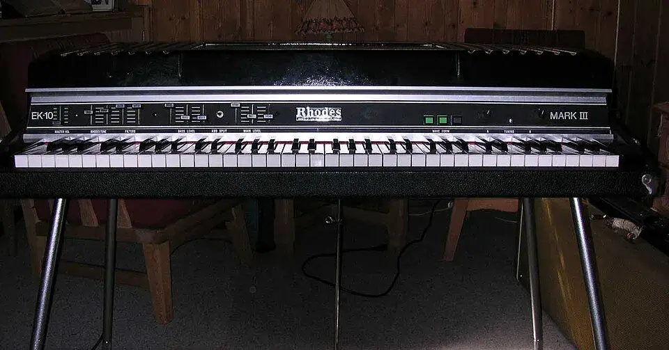 Rhodes Mark III EK-10 stage keyboard, front
