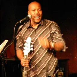 Nathan East, bass